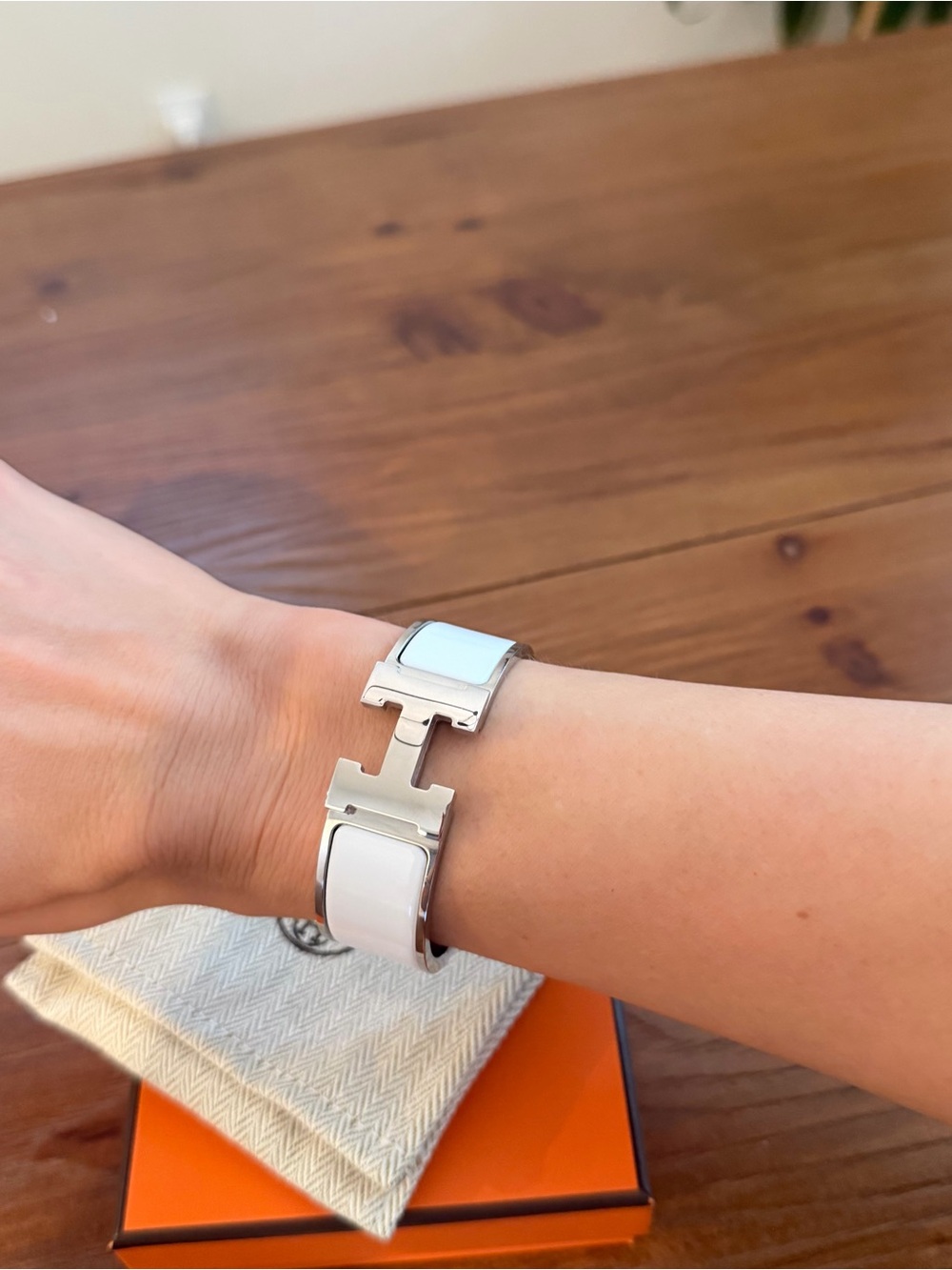 Hermès Clic Clac H Wide Bracelet White Enamel Silver - Picture 3 of 6
